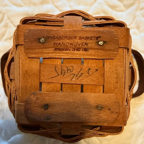 Longaberger woven Basket with leather Handles and bonus lid - Picture 5 of 6
